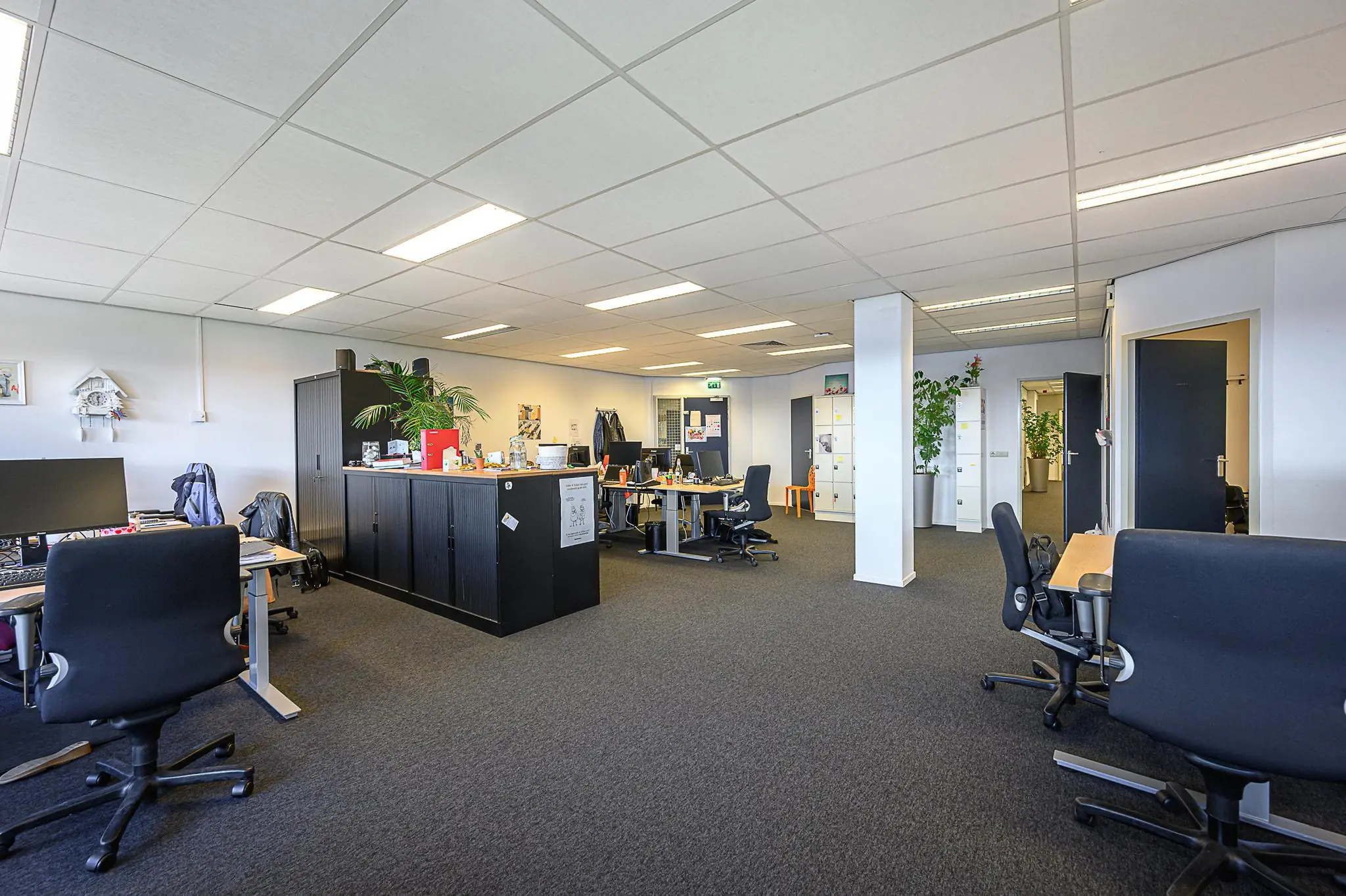 Modern, open kantoorinterieur in bedrijfsverzamelgebouw De Linie met bureaus, stoelen en kasten.